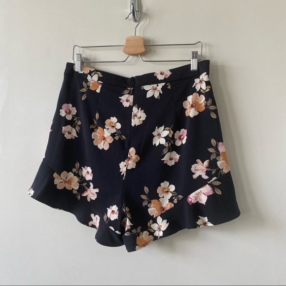 DYNAMITE-HIGH Rise Ruffle Hem Floral Shorts (Size:Large) - Picture 6 of 10